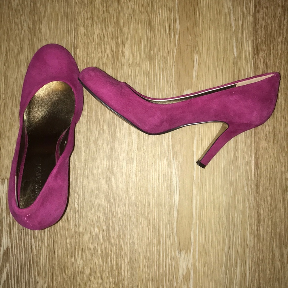 Nine West fuchsia suede almond toe heel